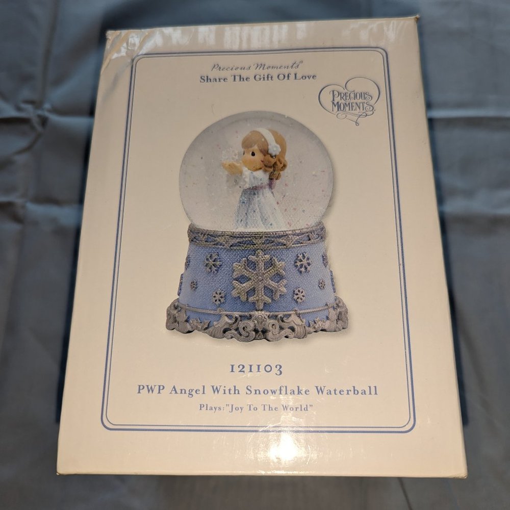 Snow Globe _ Precious Moments - Picture 3 of 5